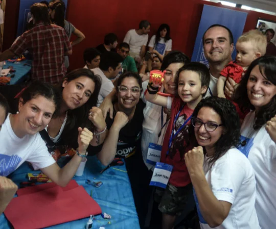 Voluntarios y familias celebran juntos en una actividad de Atomic Lab