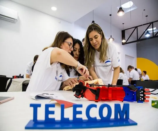 Personas ensamblan prótesis 3D en una actividad colaborativa con Telecom